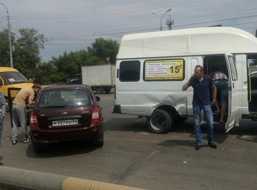 На юге Волгограда в маршрутку влетел пенсионер на «Калине"