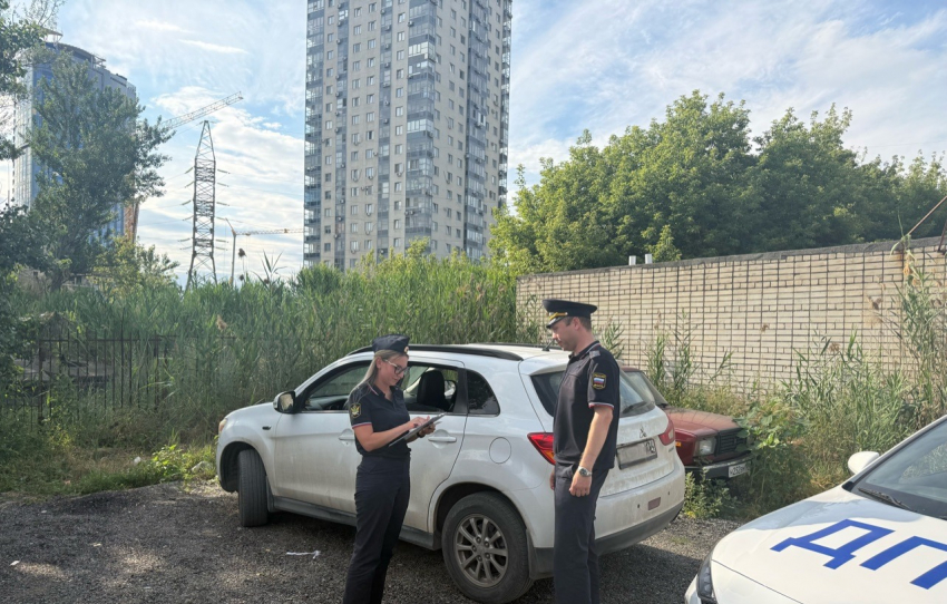 Иномарку забрали на месте у накопившего миллионные штрафы волгоградца