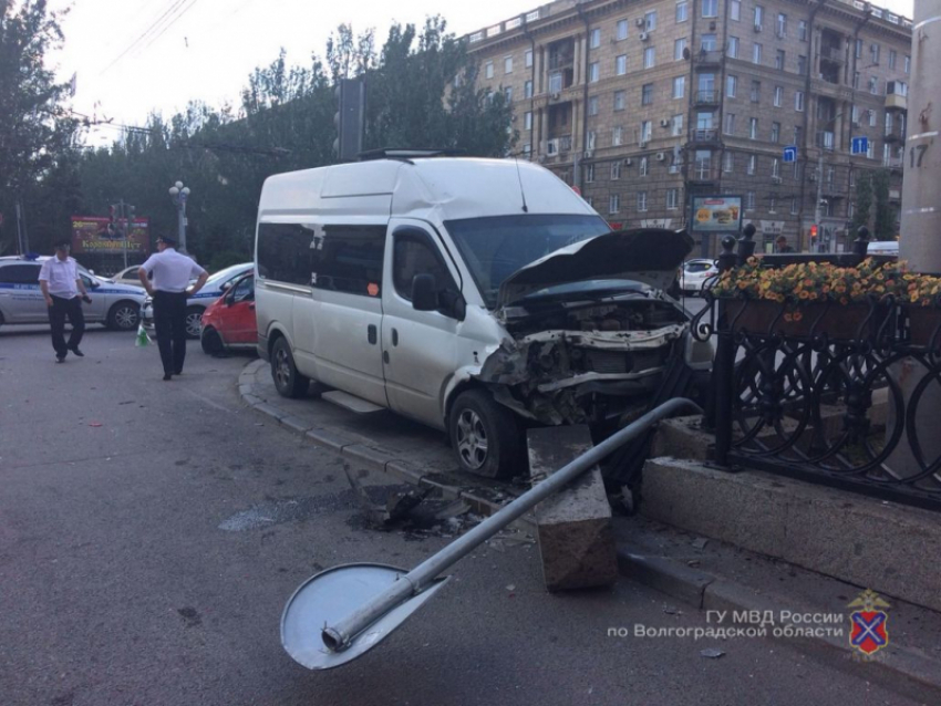Страшная авария Daewoo Matiz с маршруткой в Волгограде попала на видео