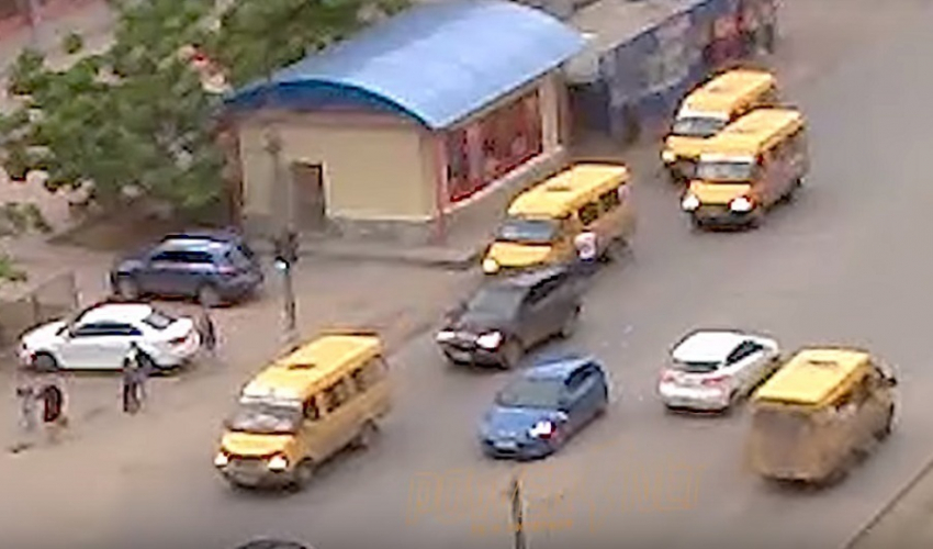 В Волжском на видео попала ожесточенная драка между пешеходом и водителем маршрутки