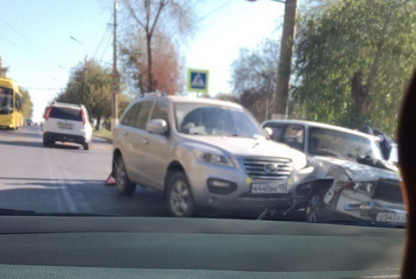 Два ДТП собрали пробку на улице Пархоменко в Волгограде