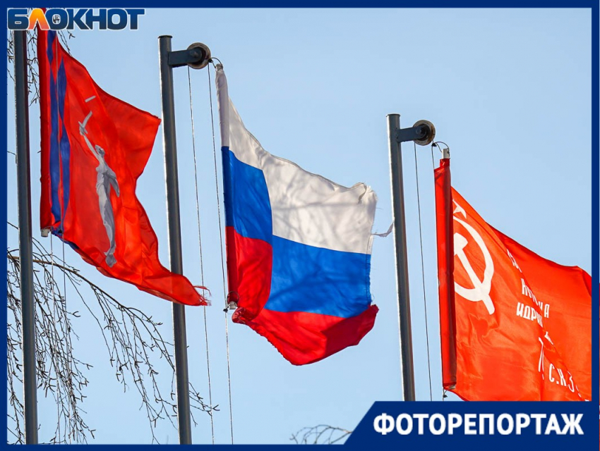 Позорные обтрепыши в меньшинстве, а самый главный пропал: что творится с флагами РФ в Волгограде 
