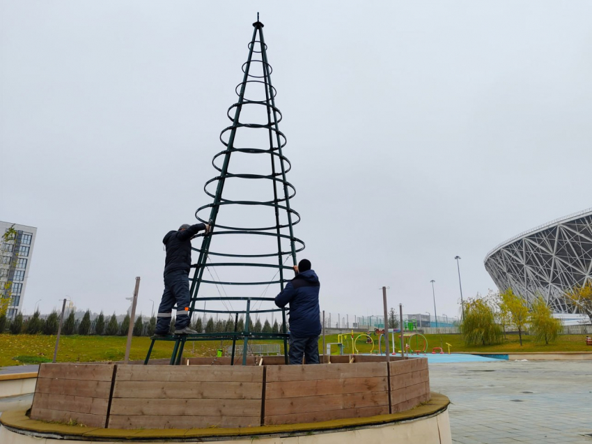 Новогоднюю ель устанавливают в центре Волгограда 