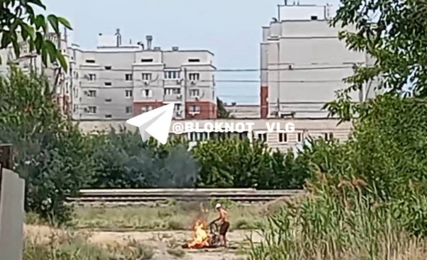 "Он жжет провода посреди улицы!": волгоградцы сняли на видео возгорание  