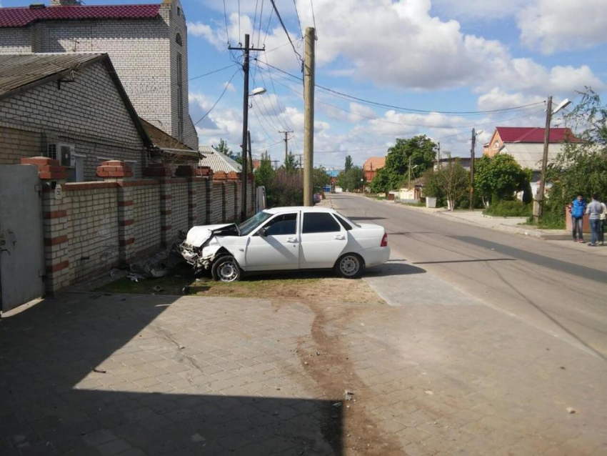 Волгоградец на «Приоре» влетел в забор жилого дома