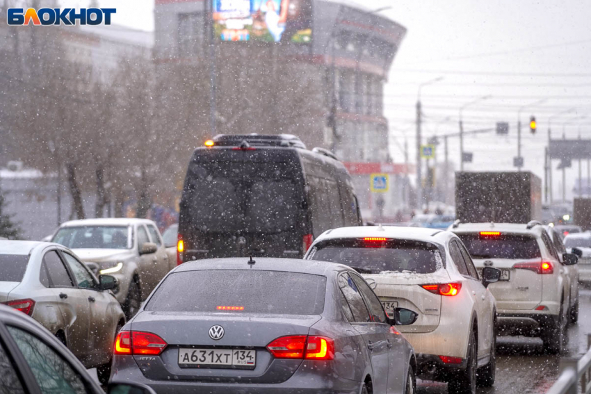 В Волгограде из-за снегопада перекрыли въезд для грузовиков