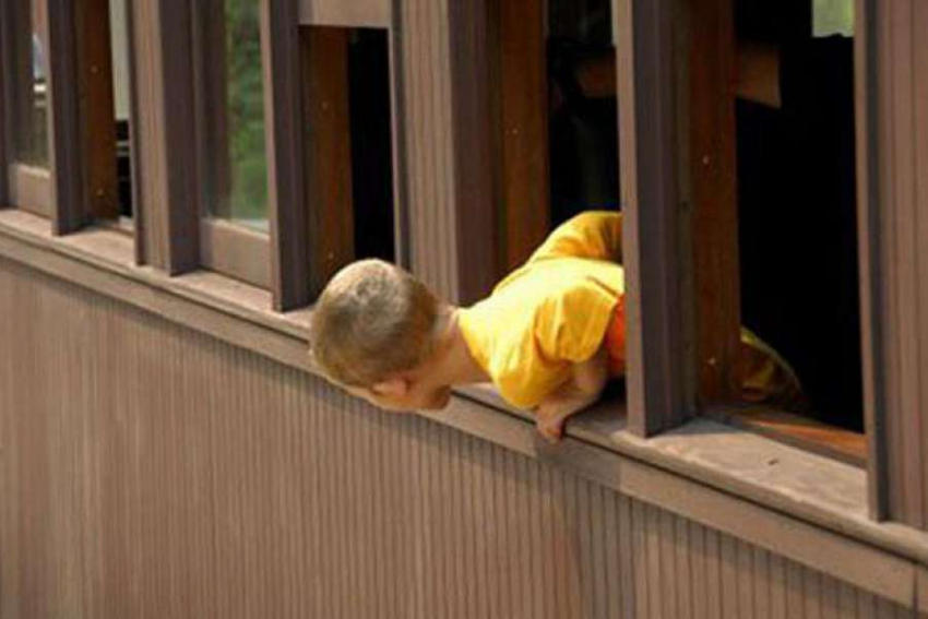 В Волгограде 2﻿-летний мальчик выпал с балкона 4 этажа 
