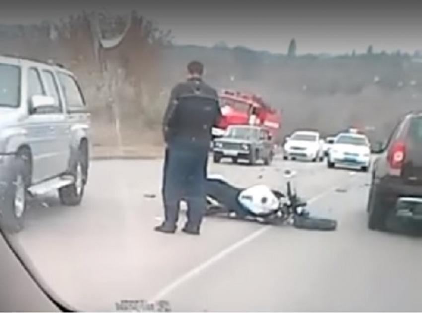 В Волгограде мотоциклист попал под три авто и чудом остался жив