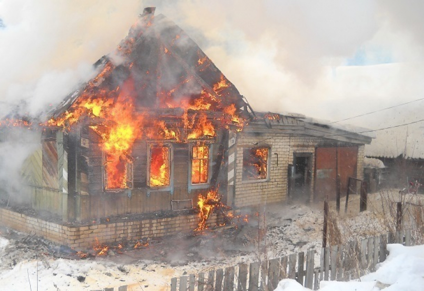 70-летняя жительница Волгоградской области сгорела заживо в своем доме