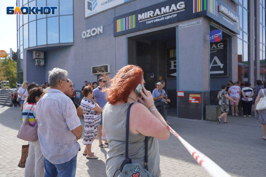 "Сигнализация вовсю трещала!": торговцы у руин рынка в Волжском рассказали о спасении с пожара