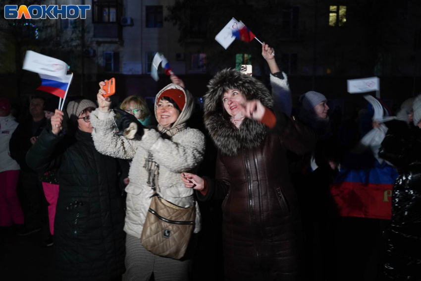 "Мы его весь вечер ждали!": выступления Шамана  взбудоражило волгоградок у музея-панорамы