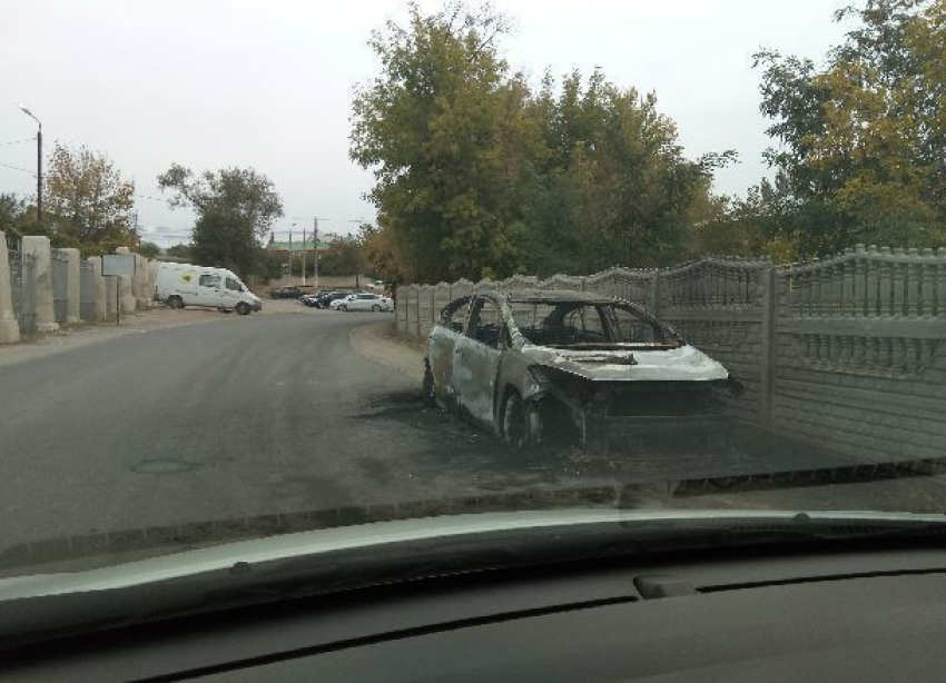 Kia Cerato сгорела дотла на западе Волгограда