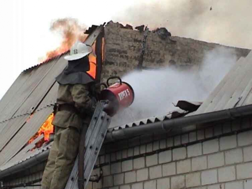 Под Волгоградом неизвестные подожгли частный дом