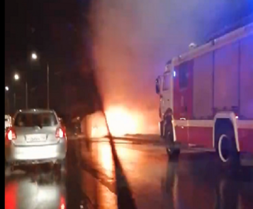 Утреннее ДТП на Мамаевом Кургане: двое в больнице из-за загоревшегося Renault