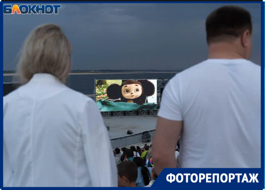 Проливной дождь и аплодисменты: в Волгограде «Чебурашка» оказался популярнее диджеев