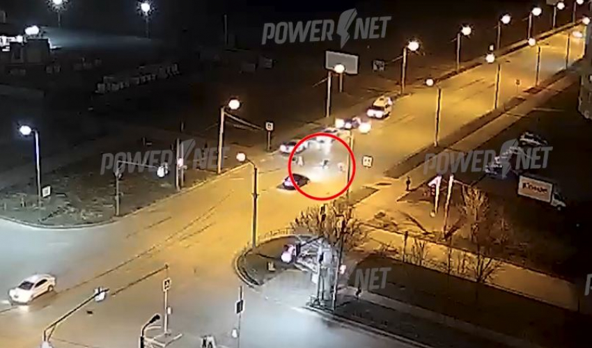 Иномарка на скорости влетела в толпу и сбила ребенка на зебре