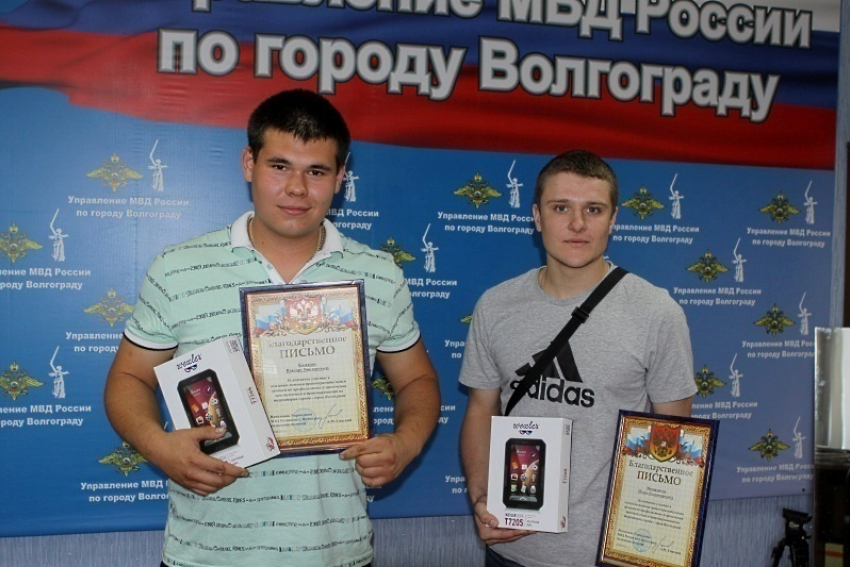 В Волгограде наградили парней, задержавших грабителя почтальонки