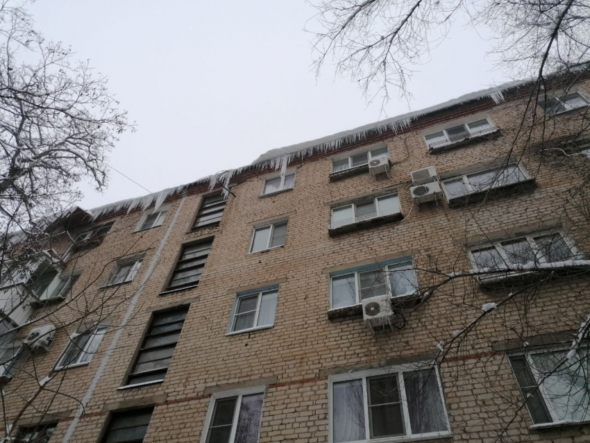 Смертоносные сосули массово угрожают волгоградцам после ухода «Ольги»