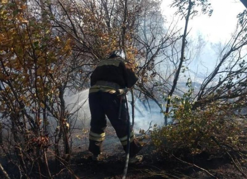 На видео засняли очевидцы тушение крупного пожара на Ангарском в Волгограде
