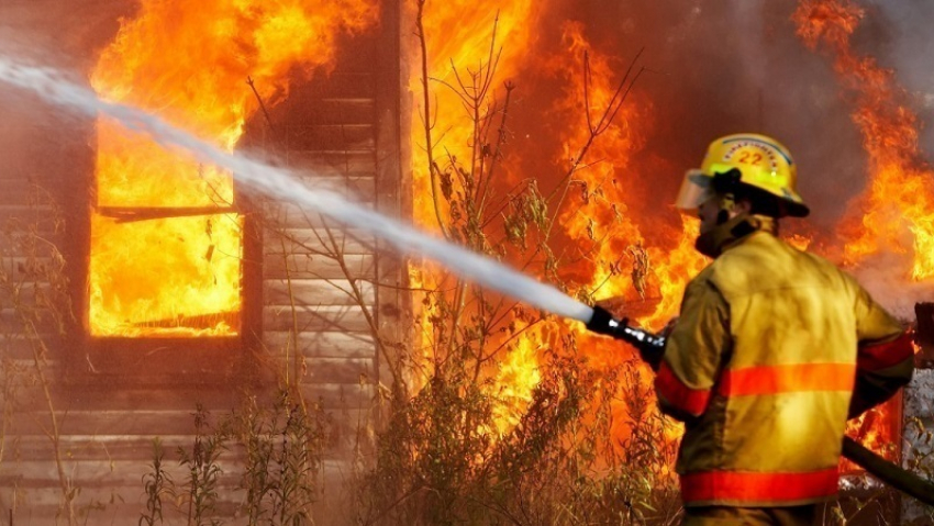 В Волгограде при пожаре в доме пострадал 62-летний мужчина