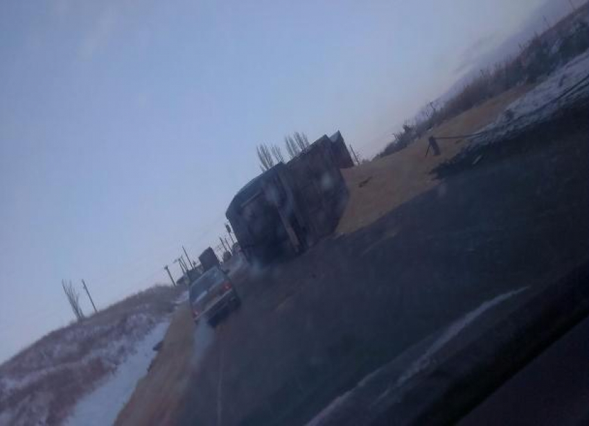 В Волгограде большегруз с зерном перевернулся на скользкой дороге 