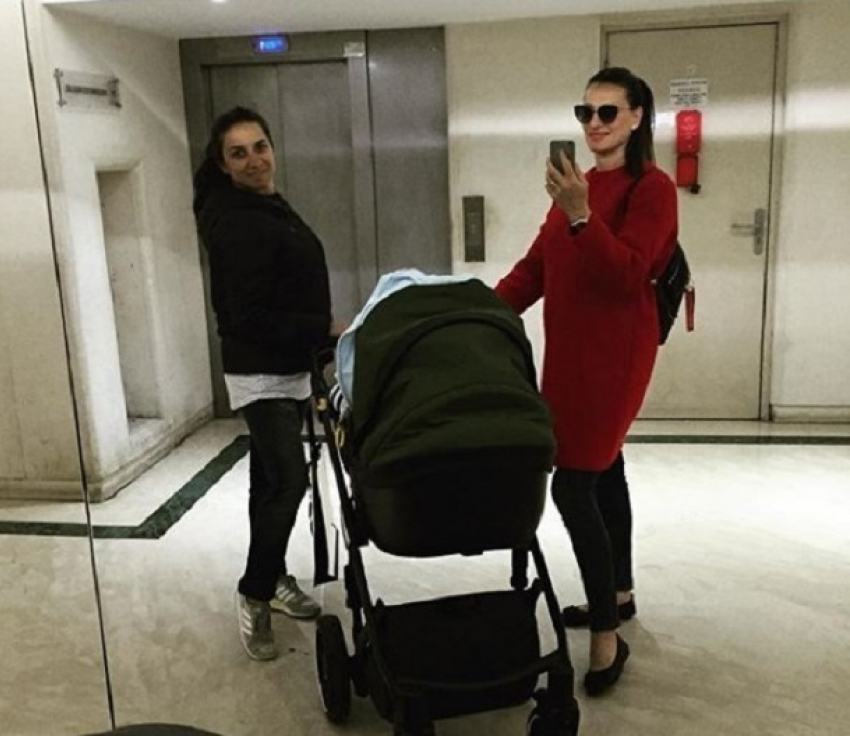 Волгоградка Елена Исинбаева впервые показала свою прогулку с сыном