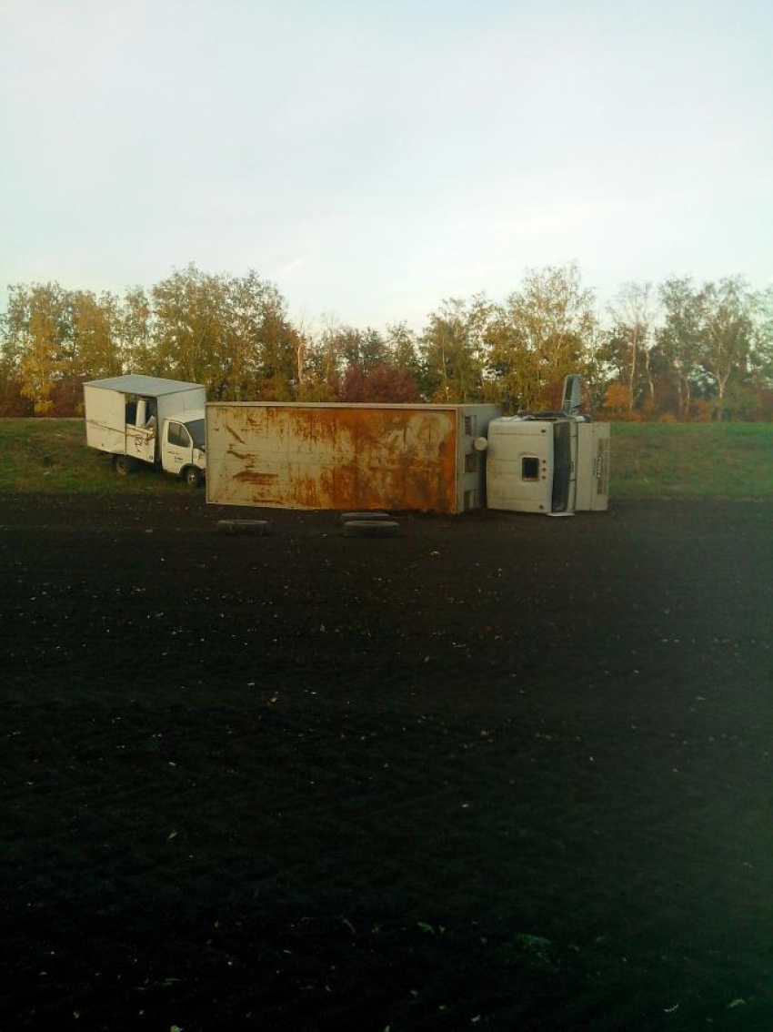 На трассе Волгоград-Москва перевернулся 23-летний на Камазе 