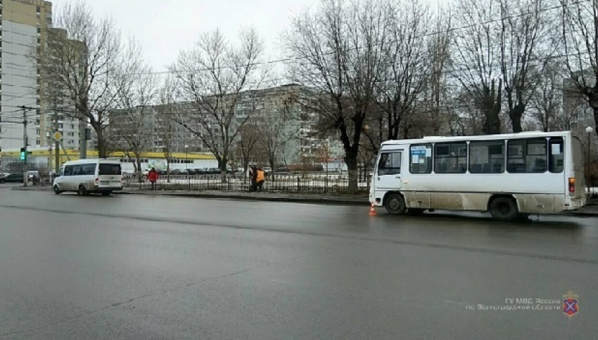 После падения в автобусе на севере Волгограда женщина попала в больницу