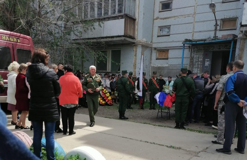 Над гробом плакали три женщины: в Волгоградской области похоронили погибшего на Украине Александра Водяного 