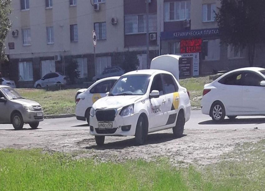 Водитель Яндекс.Такси сбил велосипедиста в Волгограде