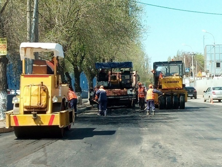 Дорожники начали асфальтировать улицу Кубанскую в Волгограде