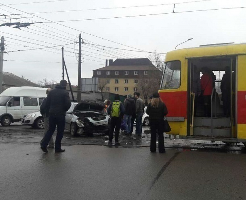 Иномарка протаранила трамвай на западе Волгограда