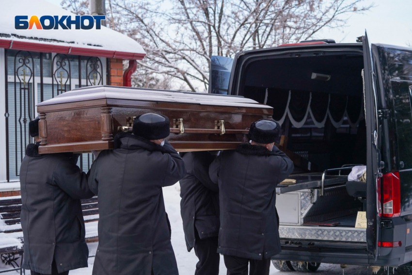 Волгоградец впал в кому на похоронах и умер 