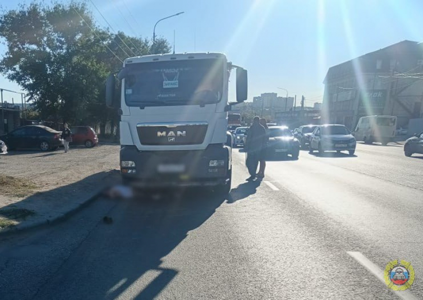 Тягач насмерть сбил пешехода в Волгограде – видео