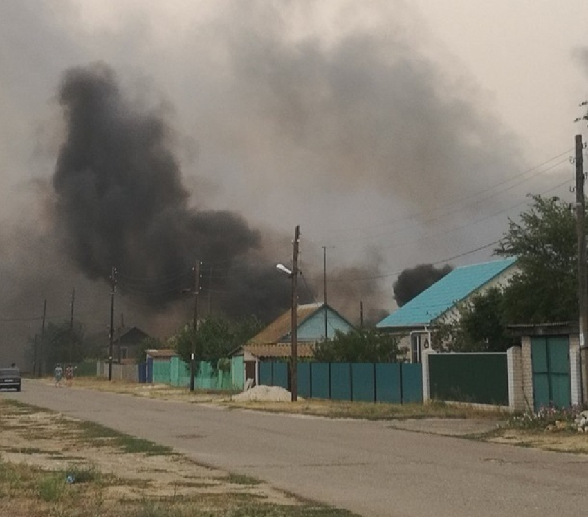Жилые дома горят в Иловлинском районе Волгоградской области