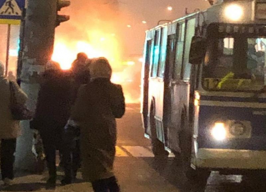 Жуткий пожар в маршрутке №59 попал на видео в Волгограде