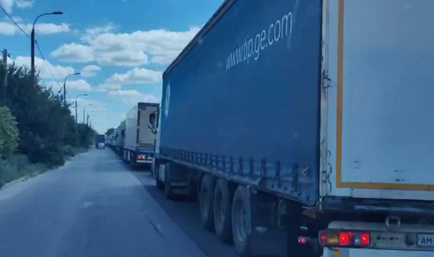 Спасибо за убитые дороги: пробку из фур сняли на видео в Волгограде