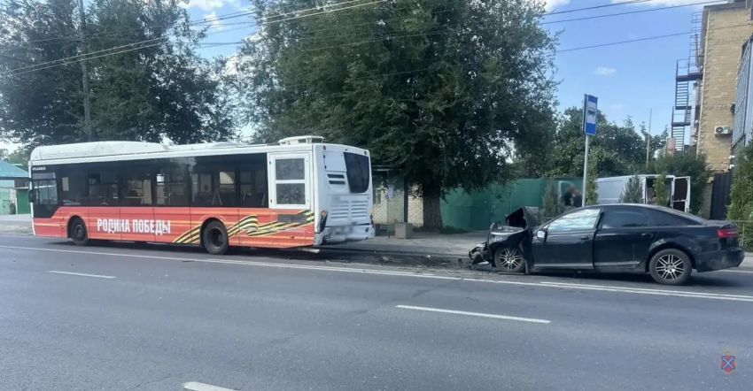 Audi влетела в стоящий на остановке автобус в Волгограде