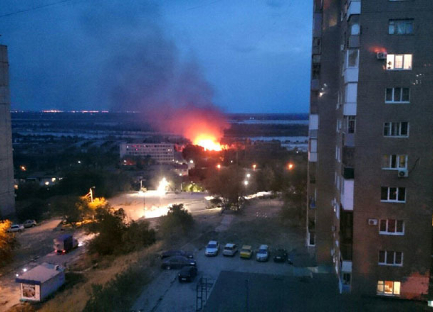 Сгорела площадка у места сбора байкеров на севере Волгограда 