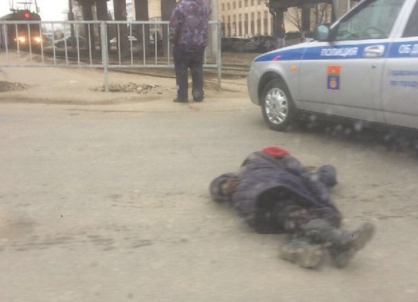 Женщину насмерть раздавило фурой на западе Волгограда