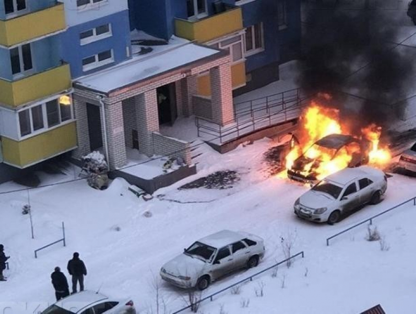 В городе-спутнике Волгограда попали на видео отчаянные попытки водителя спасти горящую иномарку