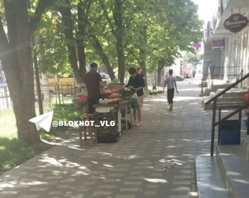 Мусор и антисанитария: стихийный рынок на тротуаре утомил жителей улицы Титова в Волгограде 
