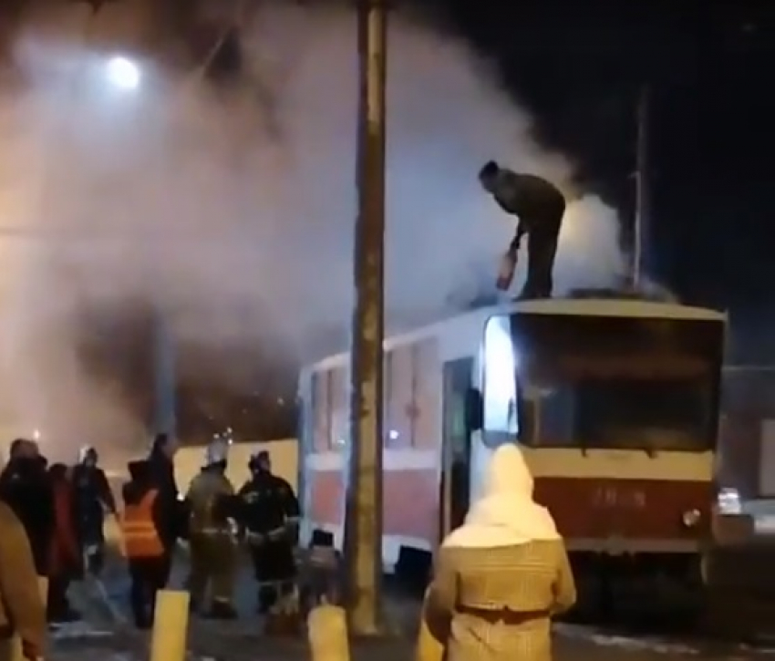 В Волгограде водитель тушил трамвай,  пока пожарные стояли рядом: видео 