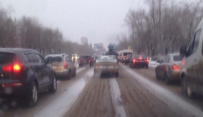 На юге Волгограда - дорожный коллапс из-за регулировщиков и снега