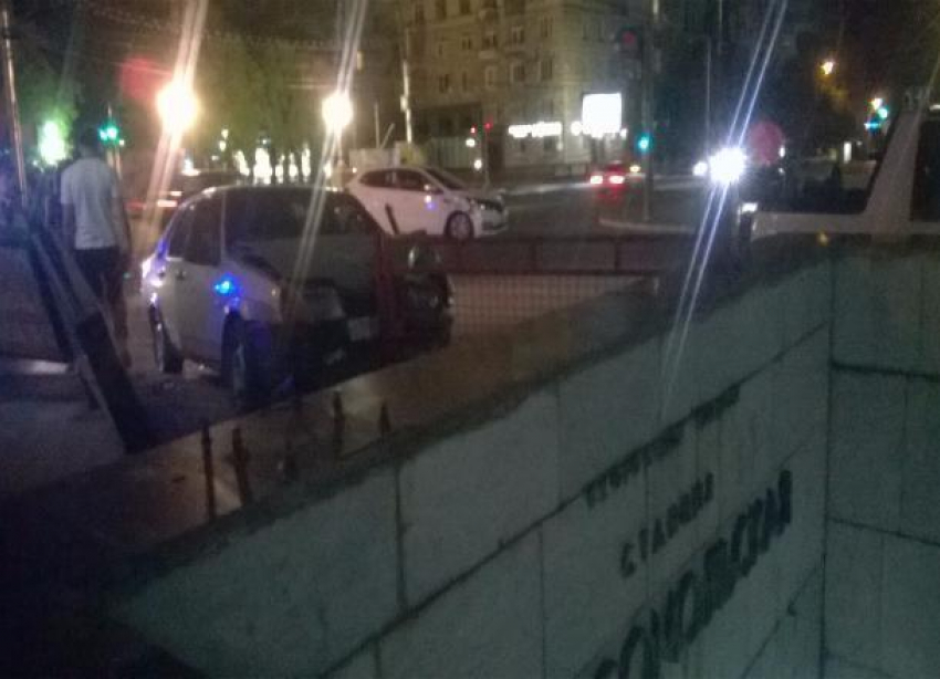 В центре Волгограда «Лада» после ДТП едва не упала в подземный переход