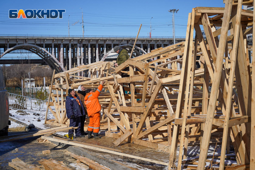 12-метровое чучело Масленицы устанавливают в Волгограде