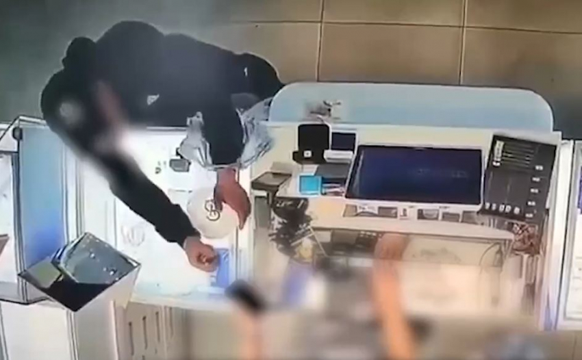 Дерзкое ограбление ювелирного с гранатой в руках попало на видео в центре Волгограда