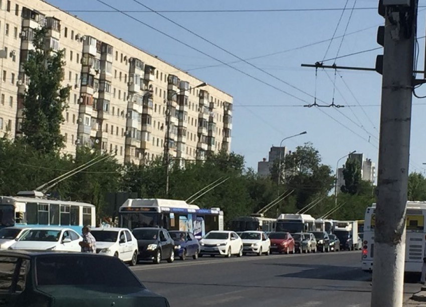 Столкнувшиеся микроавтобус и иномарка парализовали движение на западе Волгограда