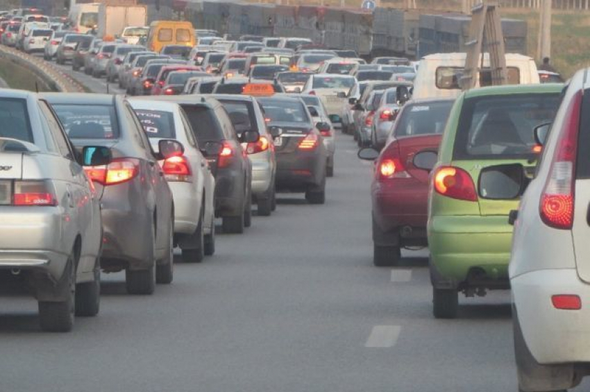 Юг Волгограда стоит в пробках 
