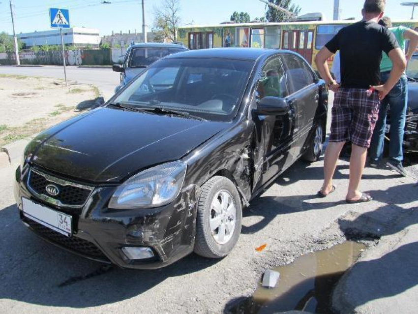 На севере Волгограда в тройном ДТП пострадала беременная